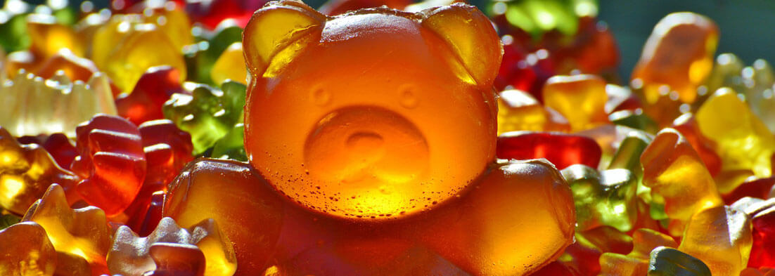 blog-english-literary-techniques-hyperbole-gummi-bear-banner.